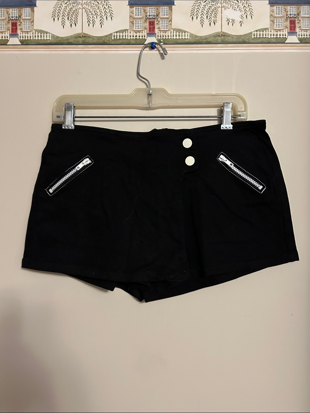 Delia’s back zip shorts white zip pockets & white snap front flap size M NWT